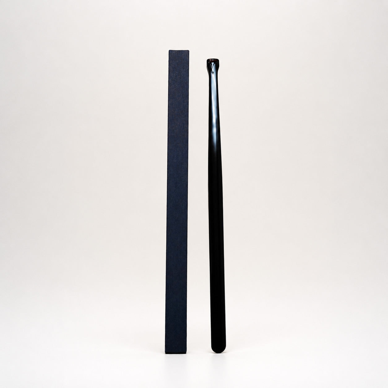 Lacquer-coated shoehorn in black