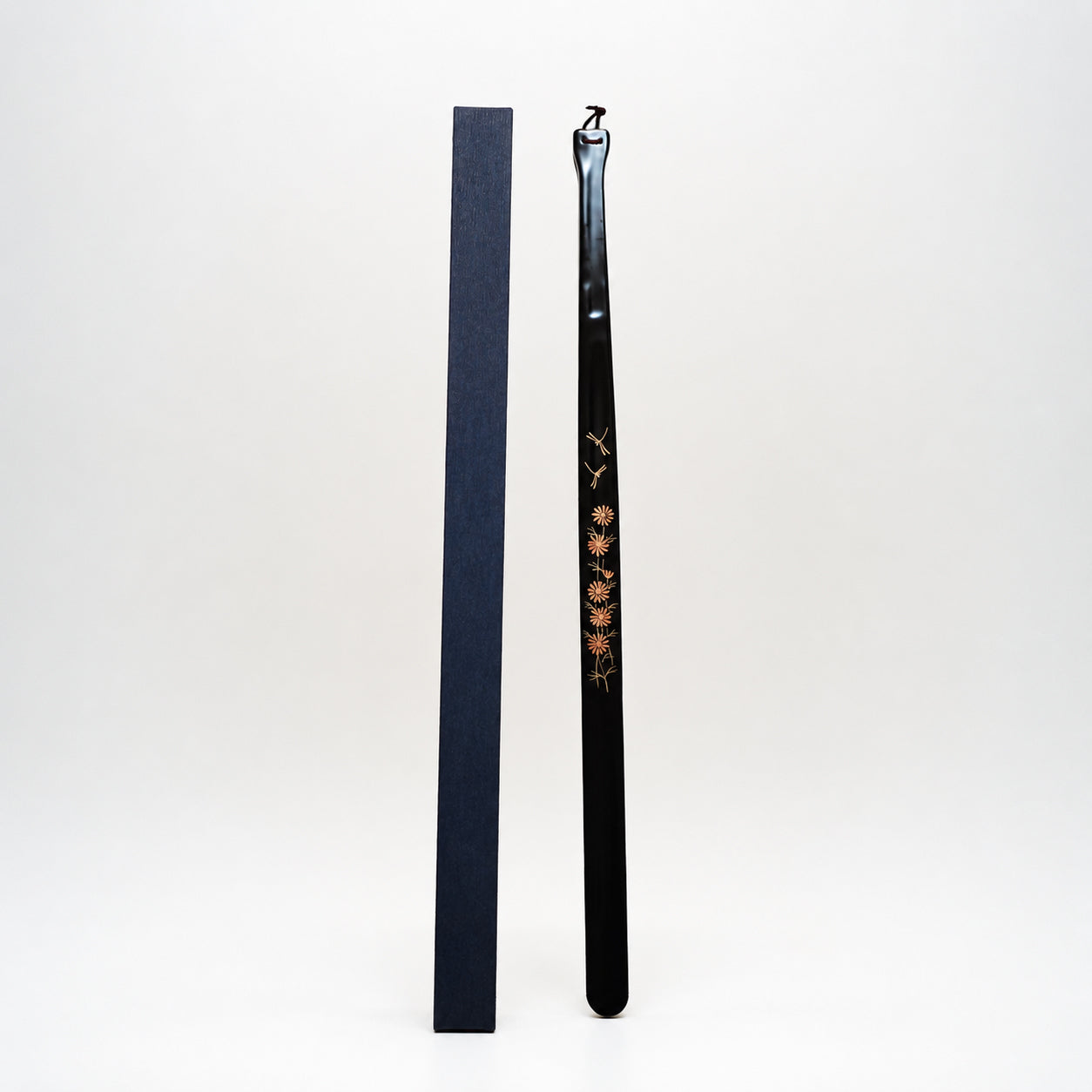 Lacquer-coated shoehorn in black