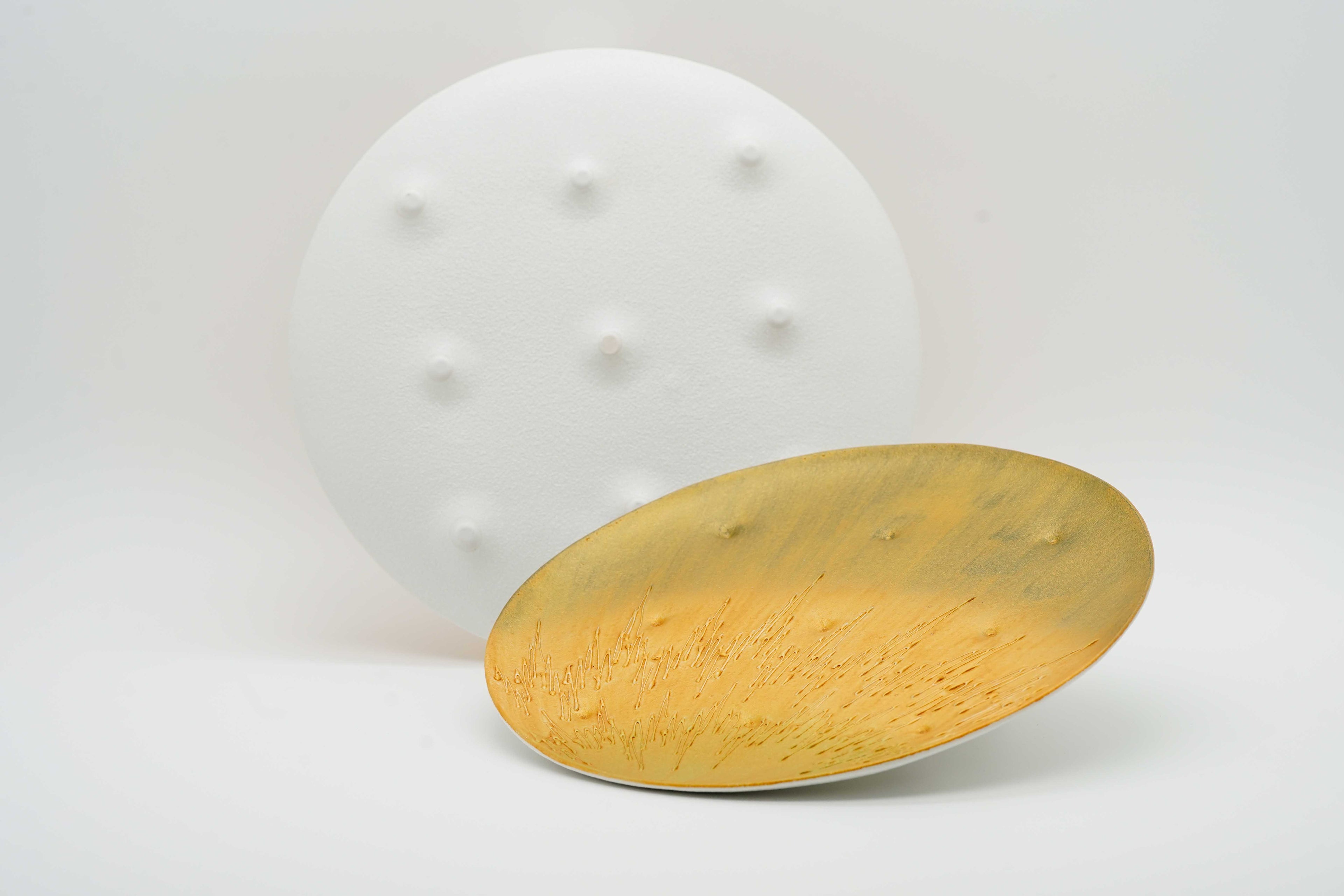 Arita ware gold-overglazed round stretch plate with hand-drawn pattern