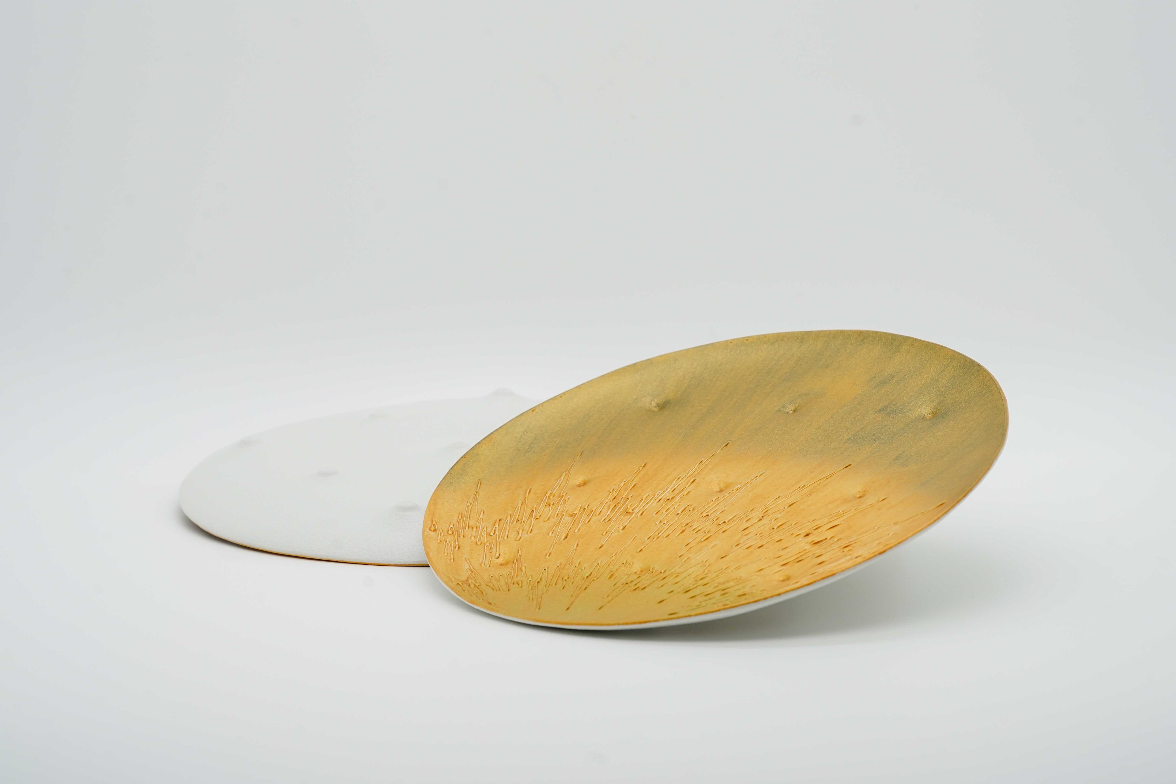 Arita ware gold-overglazed round stretch plate with hand-drawn pattern