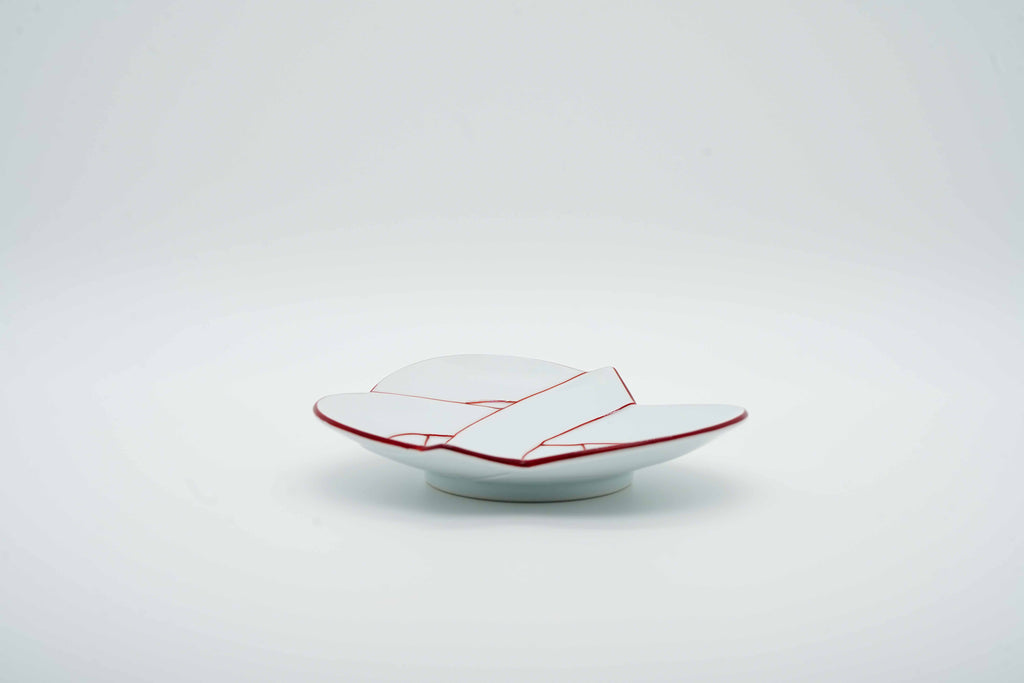 Hand-painted Arita ware "Musubi" pair of blue and red plates