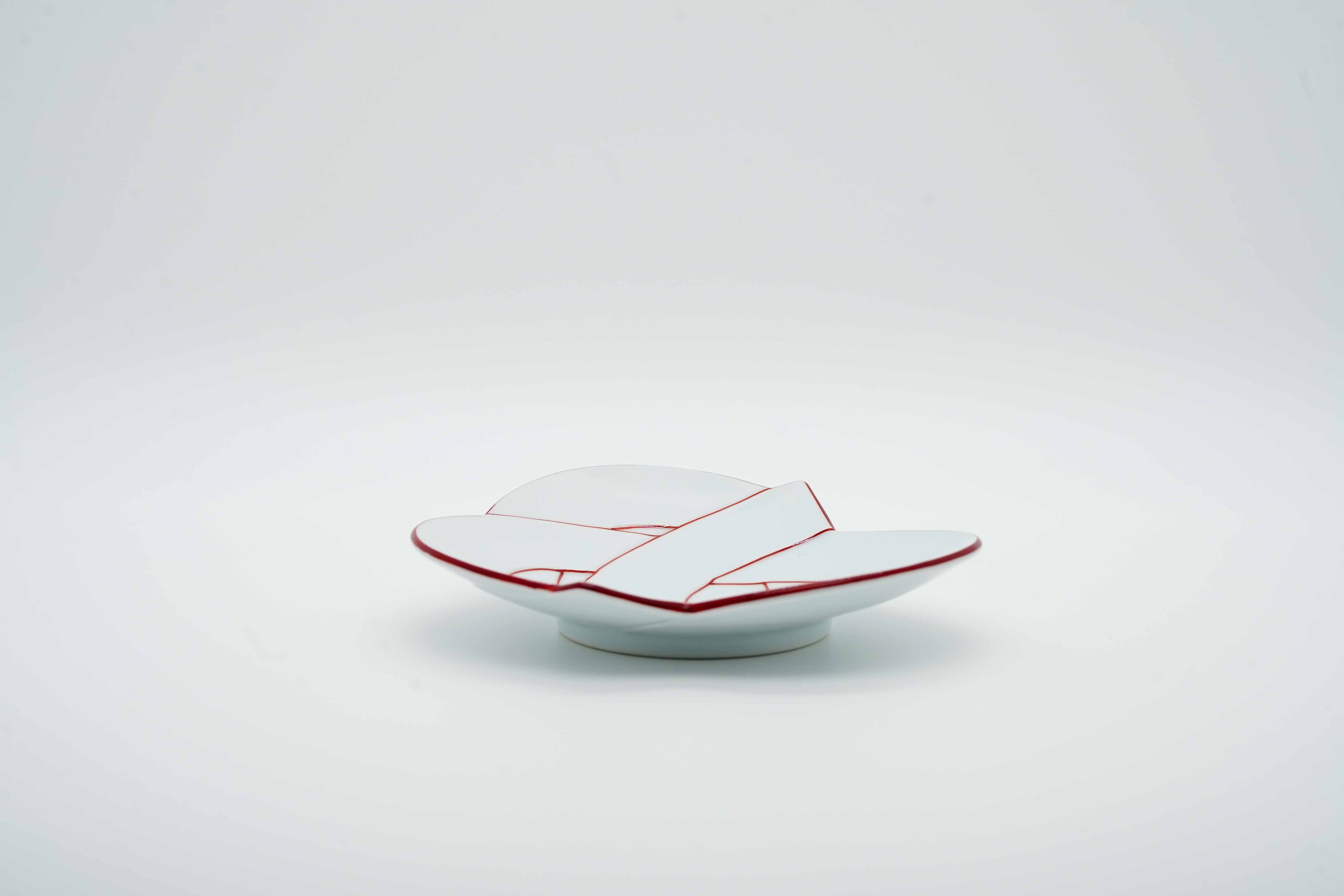 Hand-painted Arita ware "Musubi" pair of blue and red plates