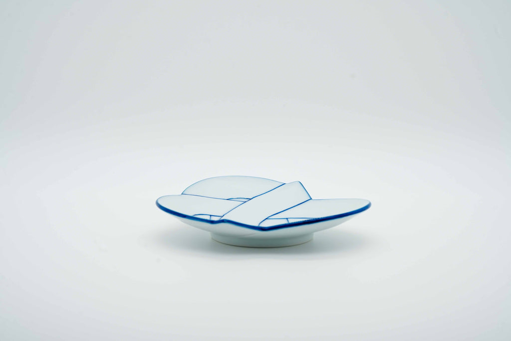 Hand-painted Arita ware "Musubi" pair of blue and red plates