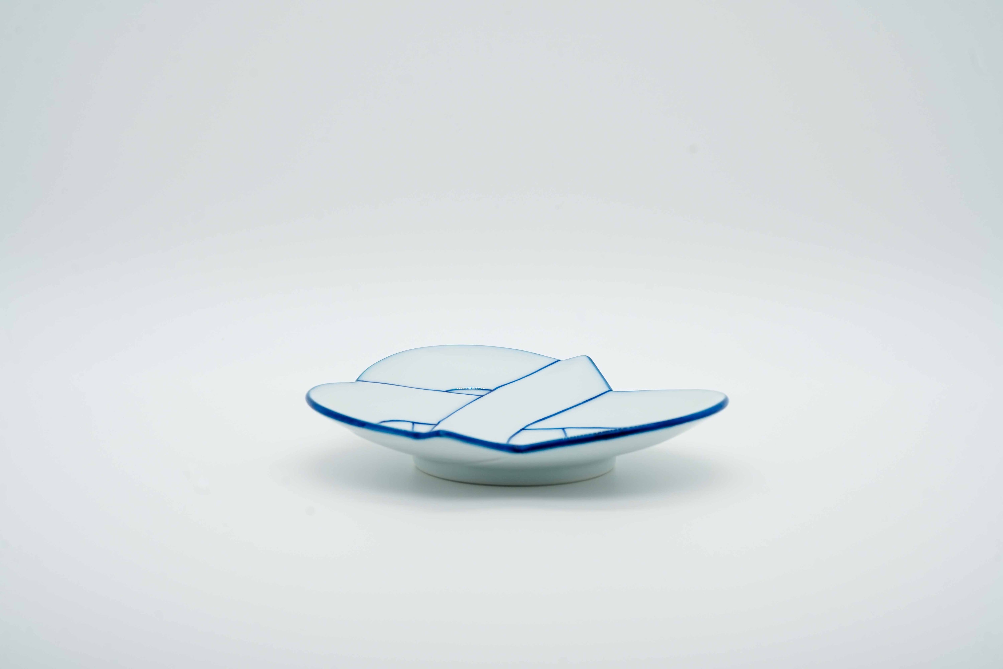 Hand-painted Arita ware "Musubi" pair of blue and red plates
