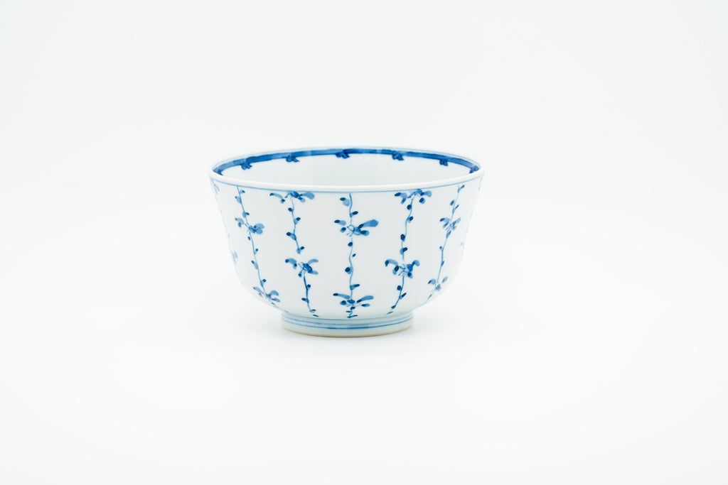 Hand-painted Donburi with floral motif