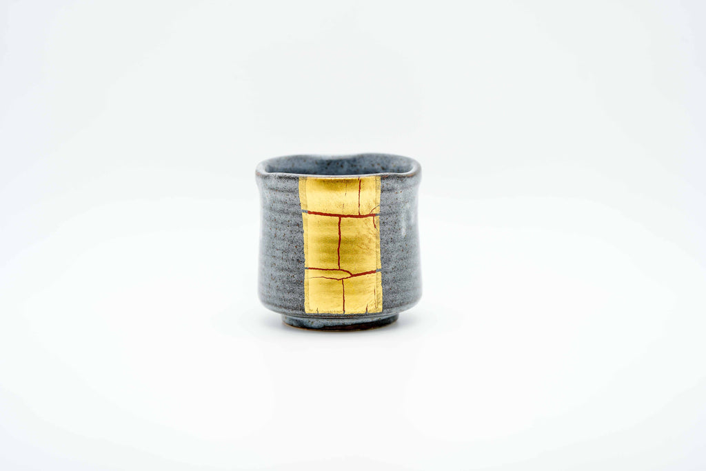 Kutani (九谷焼) tea cup with gold leaf