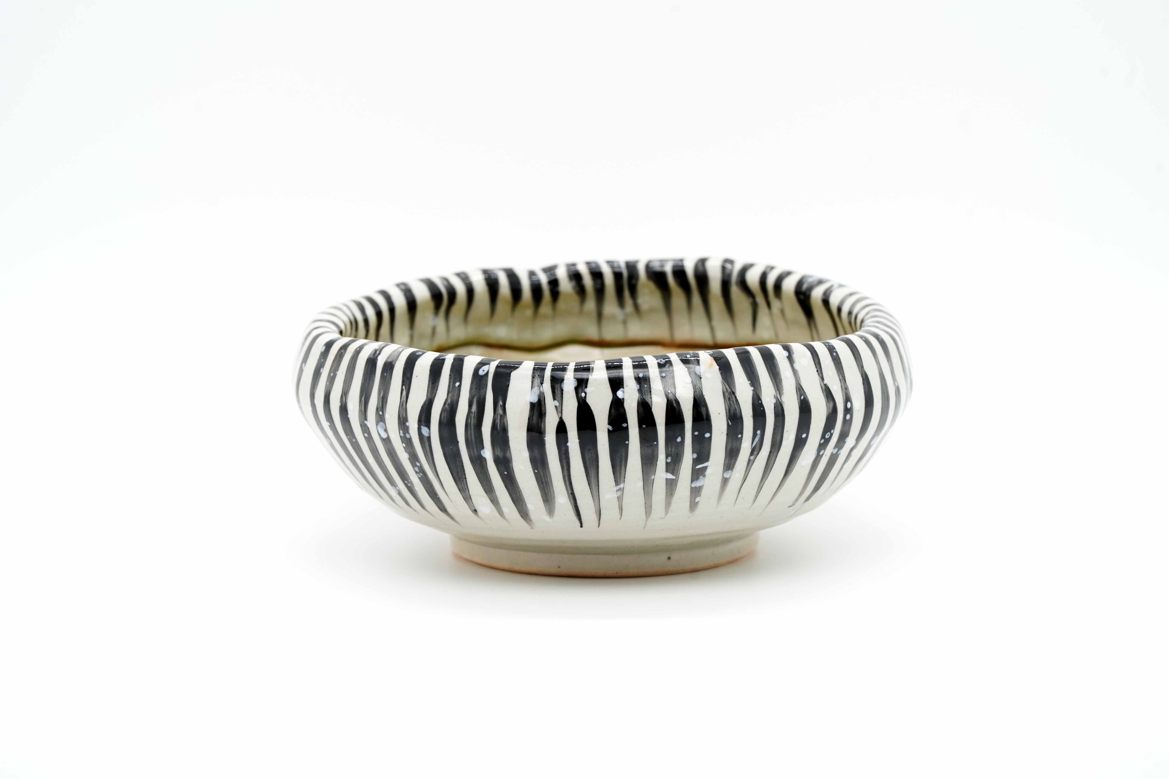Wakakusa glazed "Tokusa" (十草) curved-rim bowl