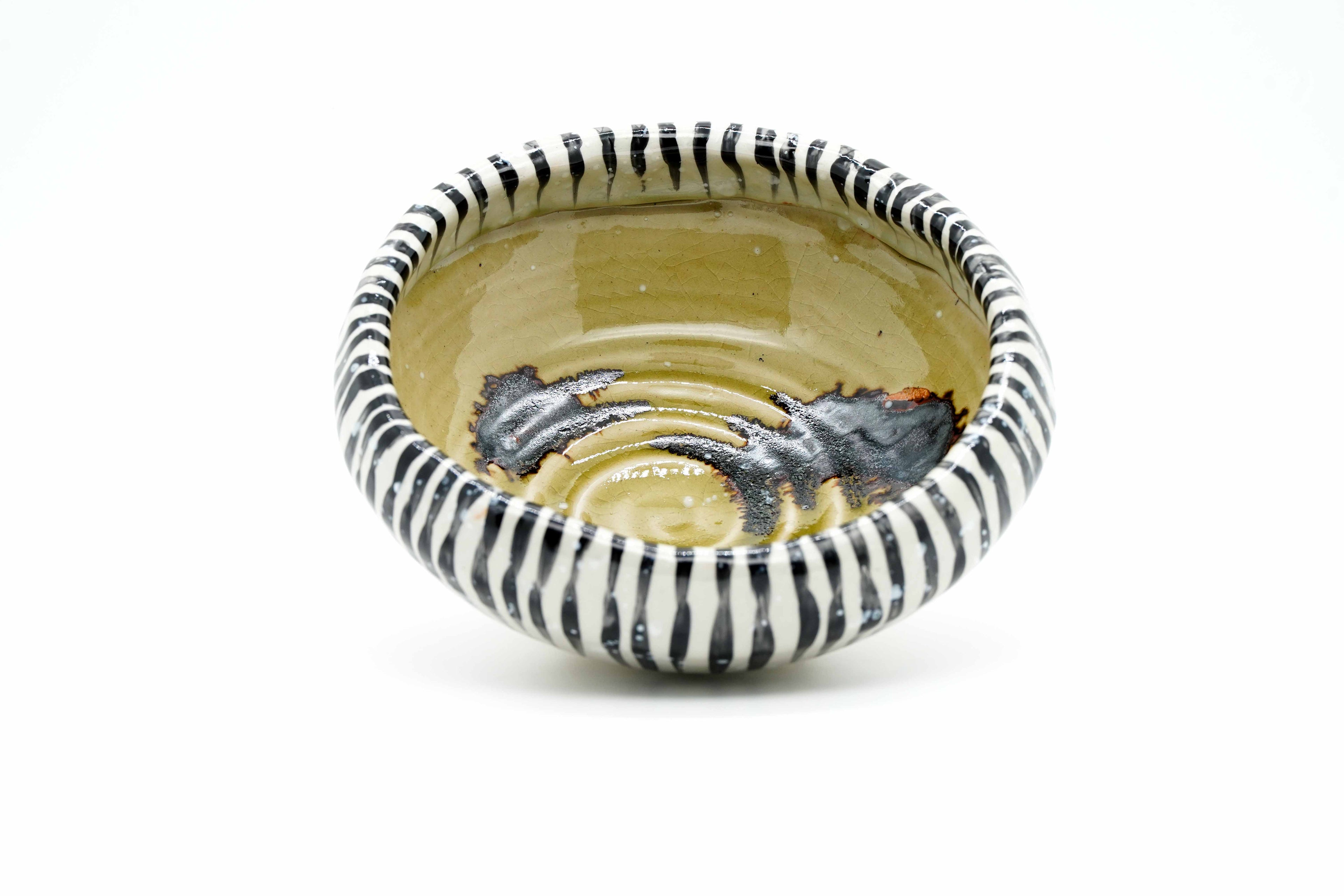 Wakakusa glazed "Tokusa" (十草) curved-rim bowl