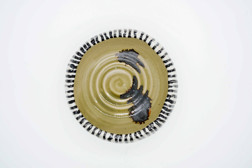Wakakusa glazed "Tokusa" (十草) curved-rim bowl