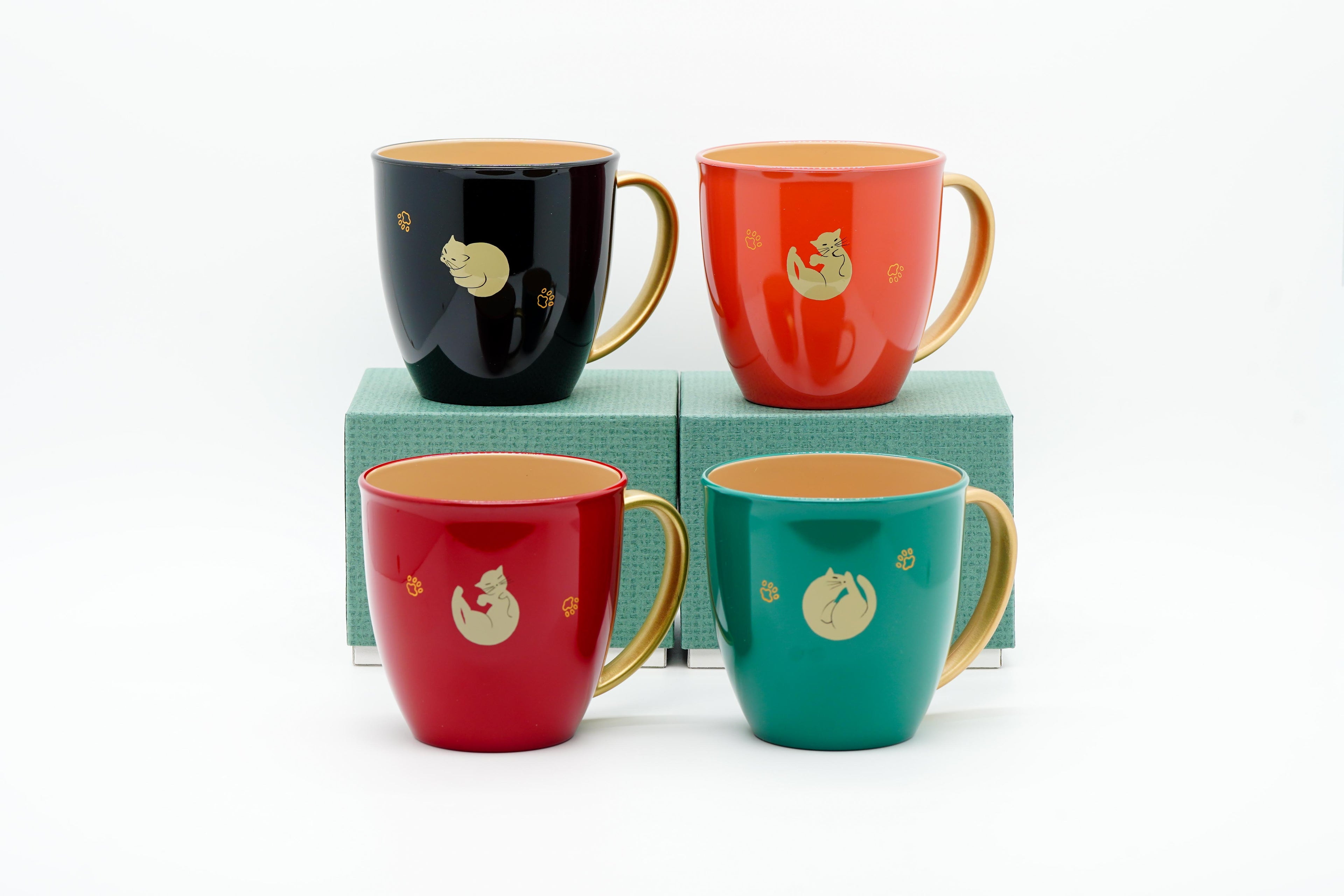 Lacquer mug with cat