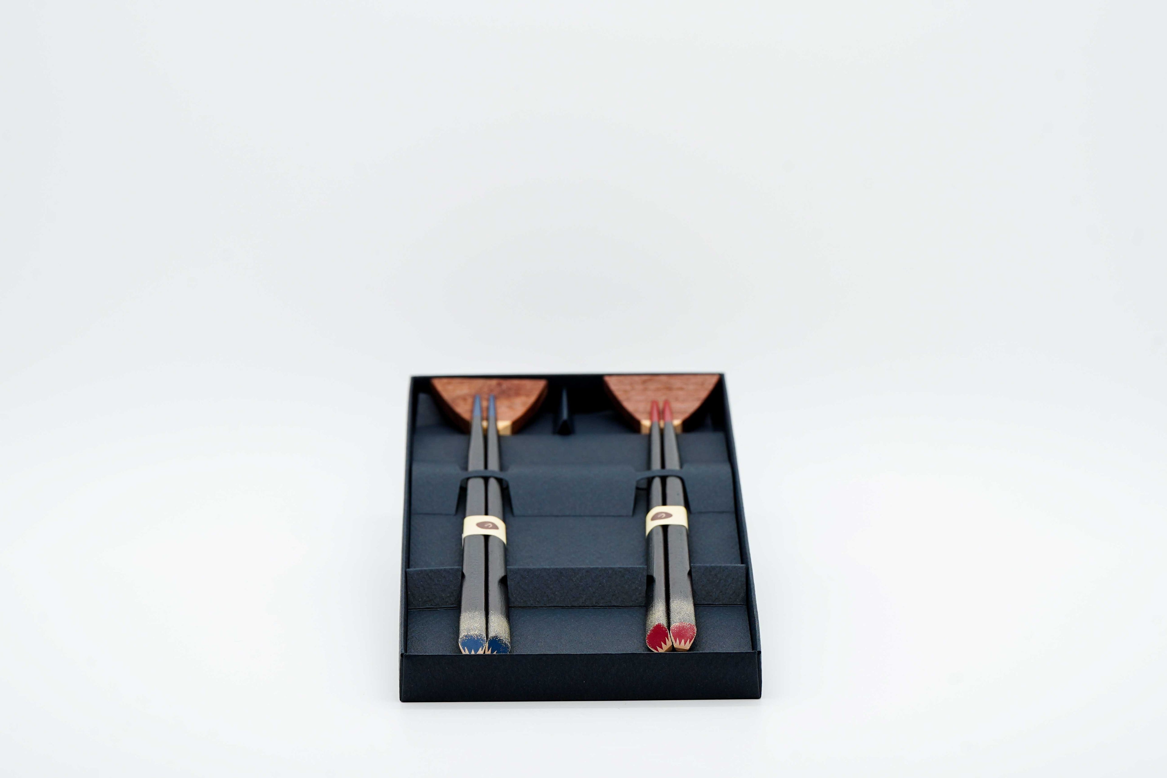 Lacquer coated triangular chopsticks set with Mt. Fuji rest