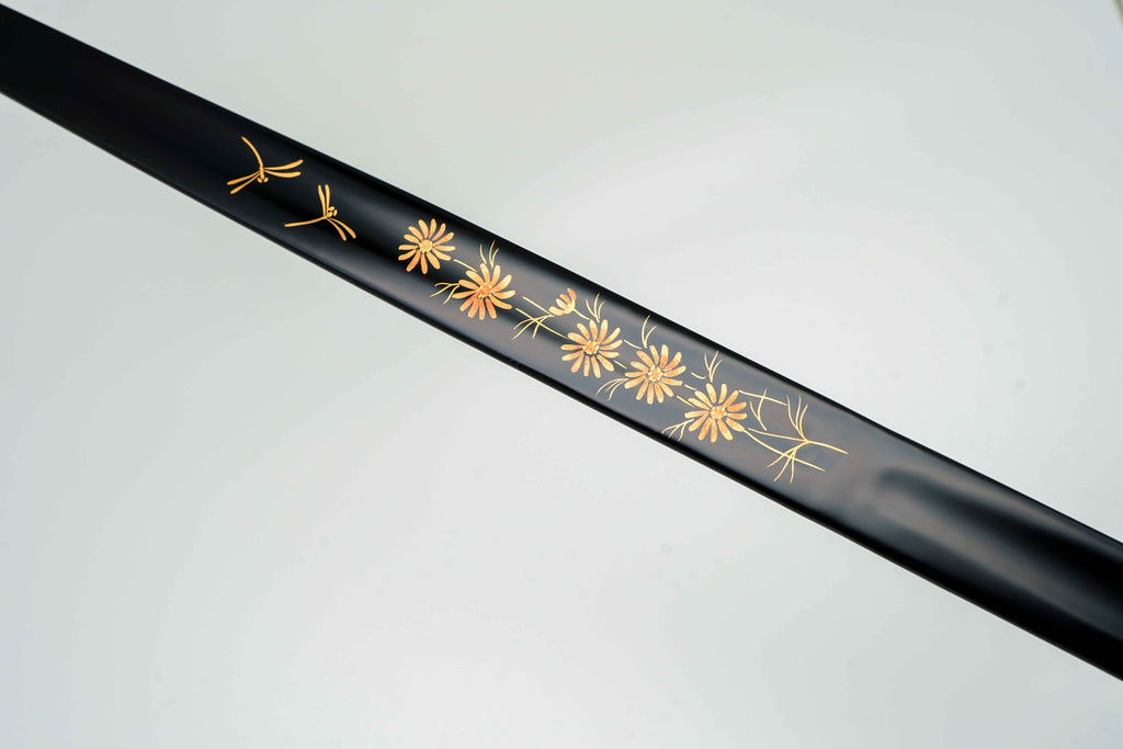Lacquer-coated shoehorn in black