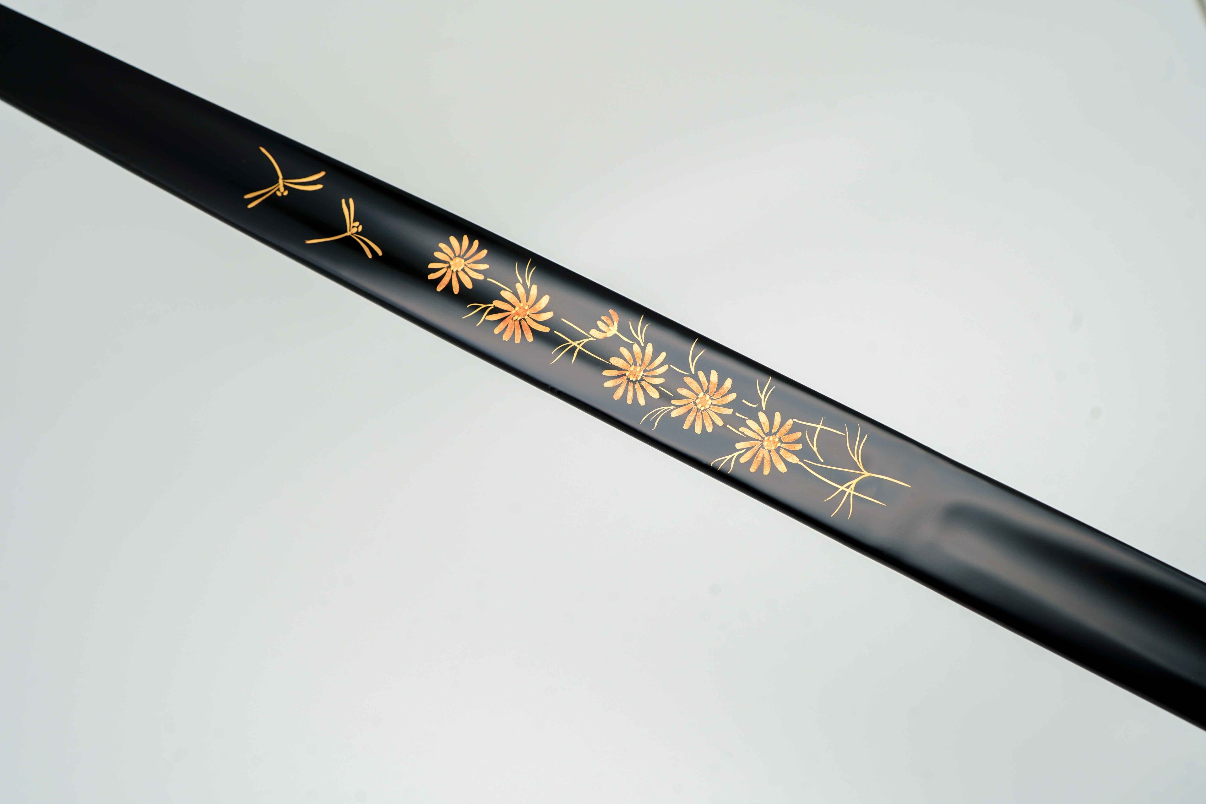 Lacquer-coated shoehorn in black