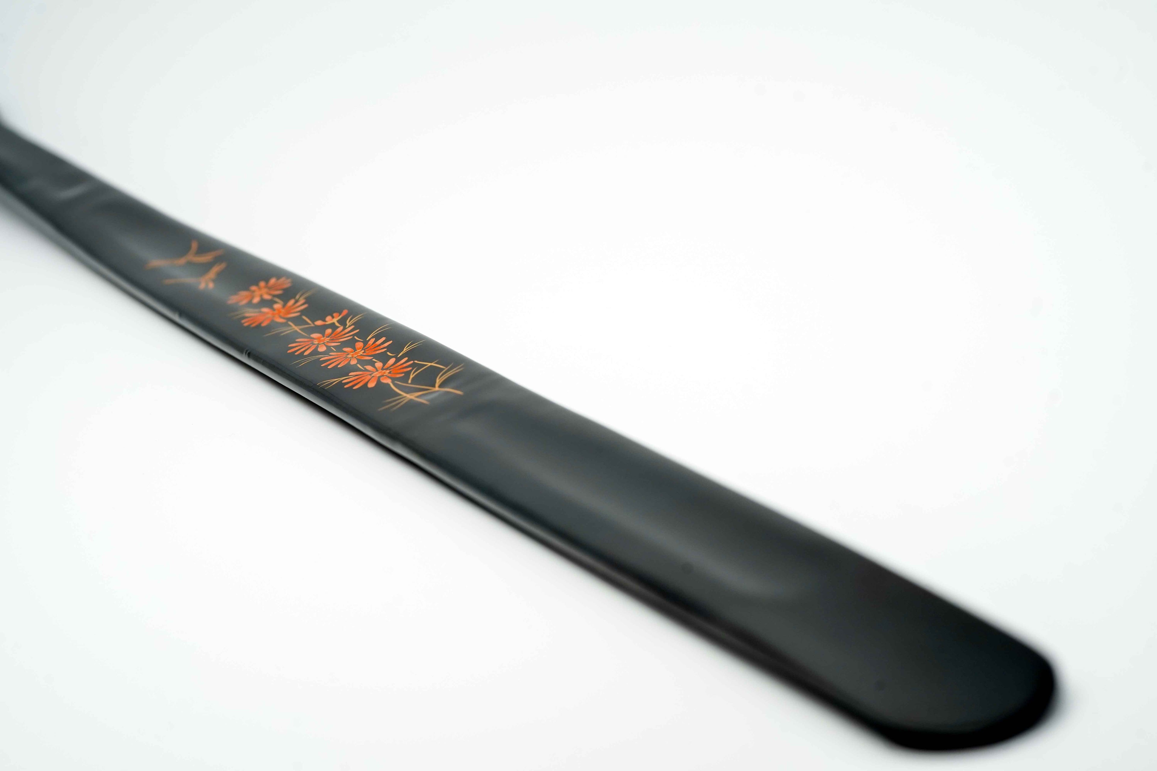 Lacquer-coated shoehorn in black